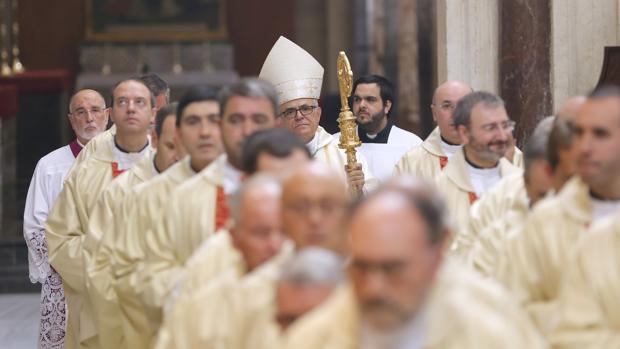 El obispo en la ordenación de dos nuevos sacerdotes celebrada en la Mezquita-Catedral de Córdoba