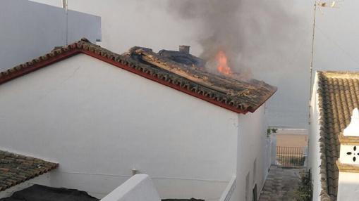 Las llamas llegan a una de las casas de Bonares, en Mazagón