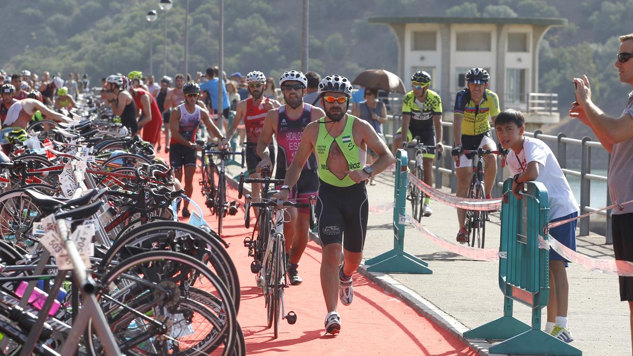 Camilo Puertas celebra la victoria en el Triatlón Ciudad de Córdoba