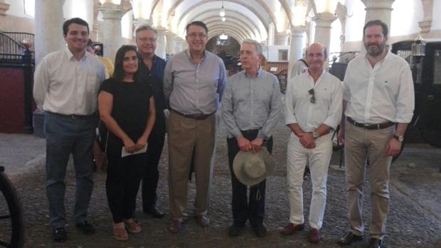 El ex dirigente colombiano entre algunos representantes de instituciones de la ciudad