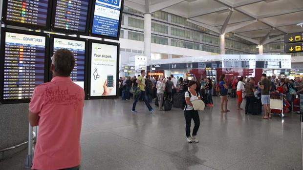 Viajeros en el aeropuerto de Málaga.