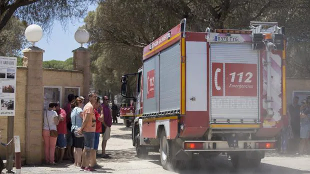 Clientes a la puerta del camping Doñana, una de las infraestructuras más dañadas en la zona del incendio de Huelva