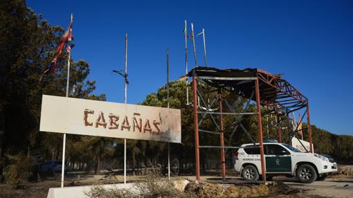 Una patrulla de la Guardia Civil delante del camping