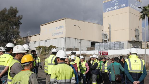 Trabajadores de la factoría de Cosmos