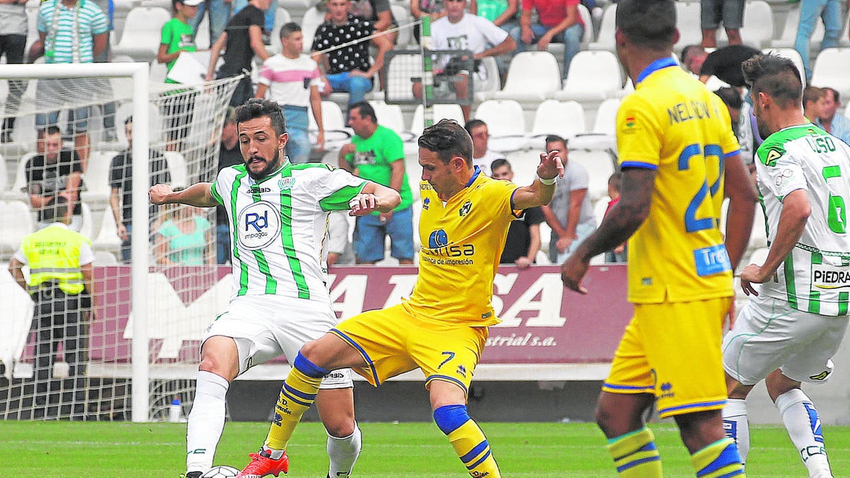 El delantero del Alcorcón David Rodríguez, perseguido por Rodas la pasada temporada