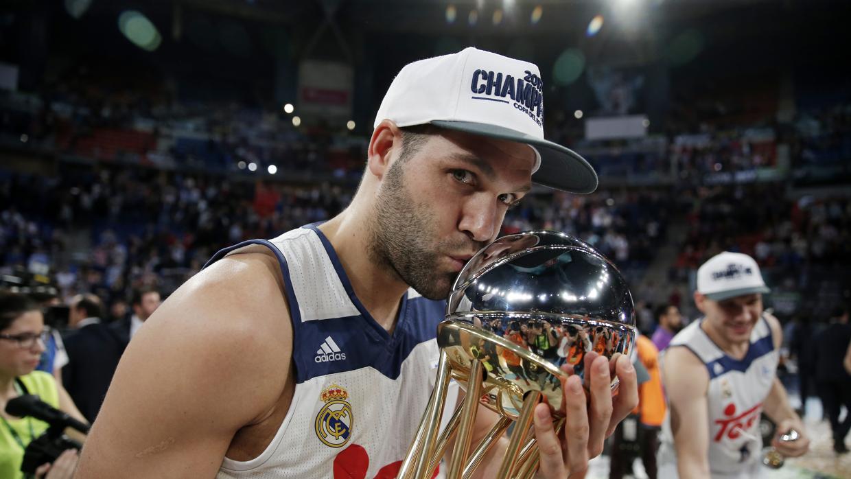 Felipe Reyes, ala-pívot cordobés del Real Madrid, besa la Copa del Rey