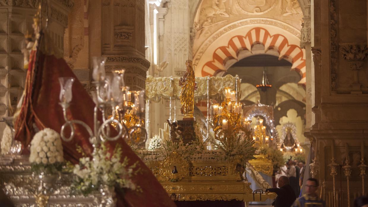 Distintas imágenes en el interior de la Catedral durante la «Regina Mater»