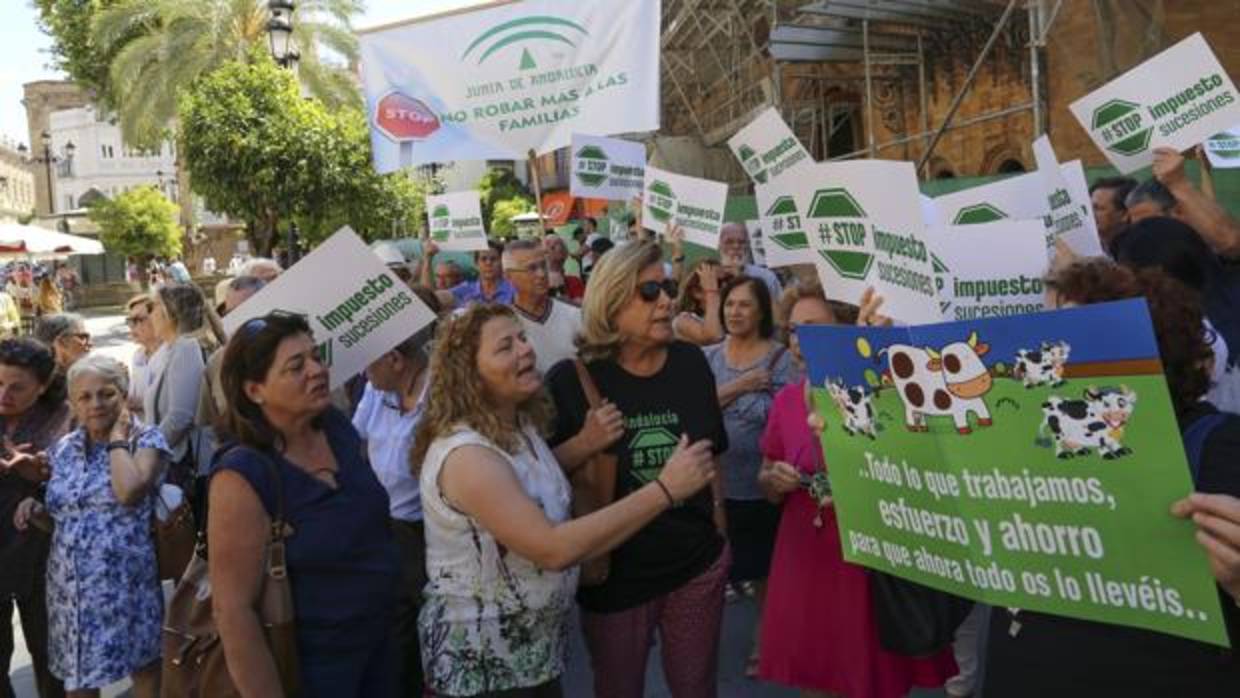 Afectados por el impuesto de sucesiones protestan ante Hacienda