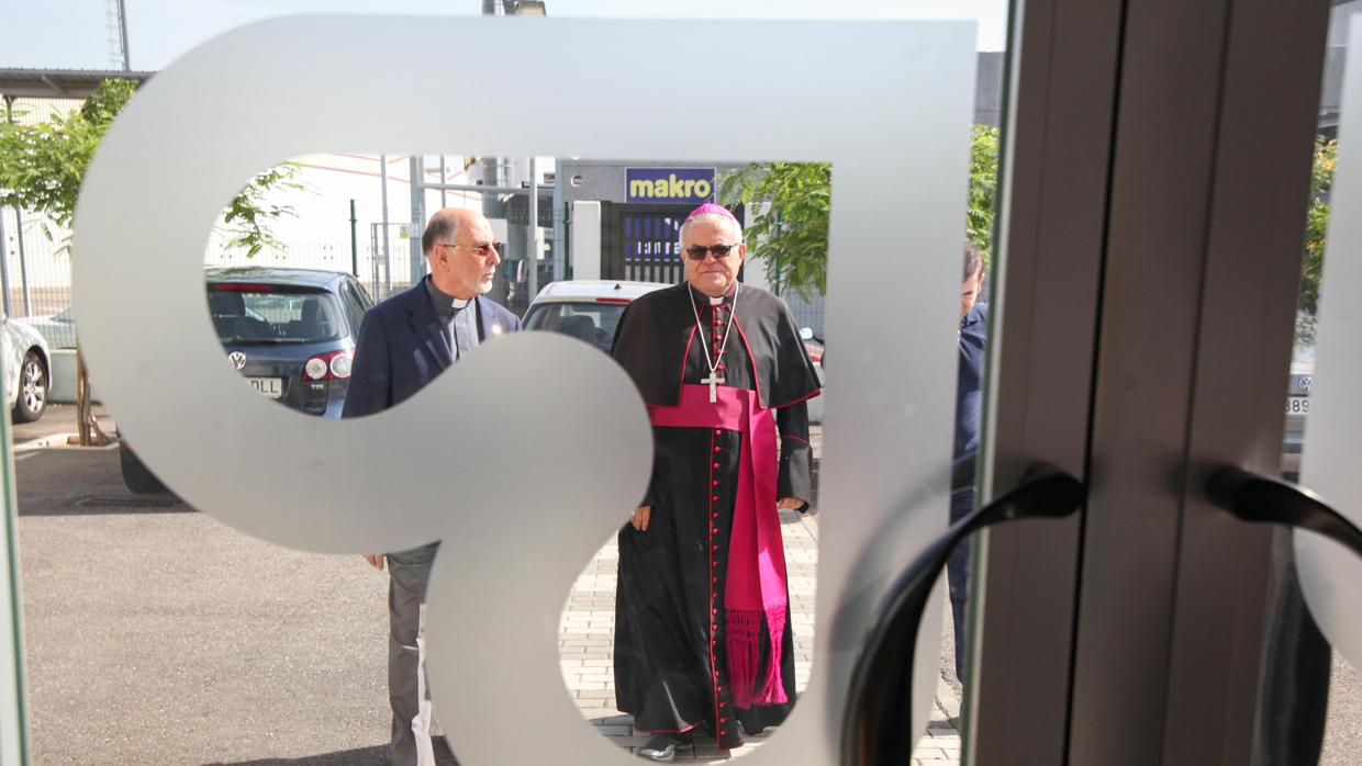 El obispo de Córdoba, Demetrio Fernández, a la entrada de Cáritas