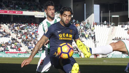 Jona pelea con Luso en el Córdoba-UCAM Murcia