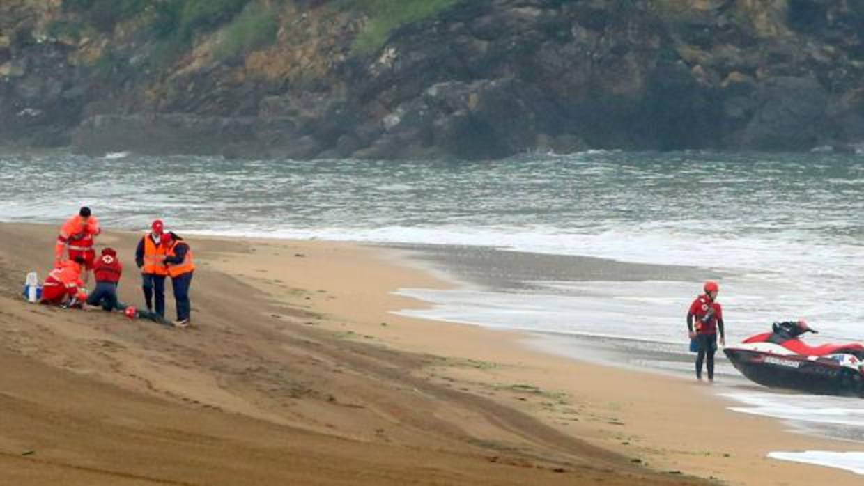 Simulacro de ahogamiento en la Playa de la Arena de Tenerife