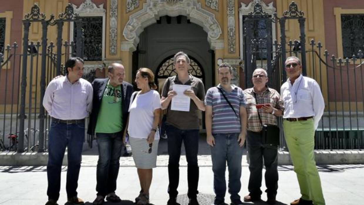 Denunciantes de casos de conrrupción ante la sede de la Presidencia de la Junta