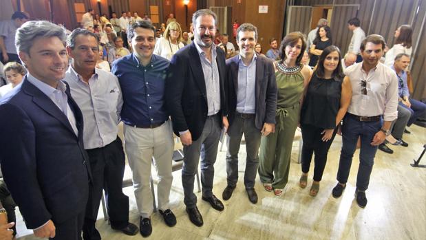 Pablo Casado (cuarto por la derecha), junto a dirigentes populares provinciales