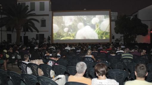 Espectadores en un cine de verano de la capital