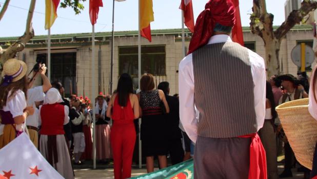 Desfile de banderas de los colonos de las Nuevas Poblaciones