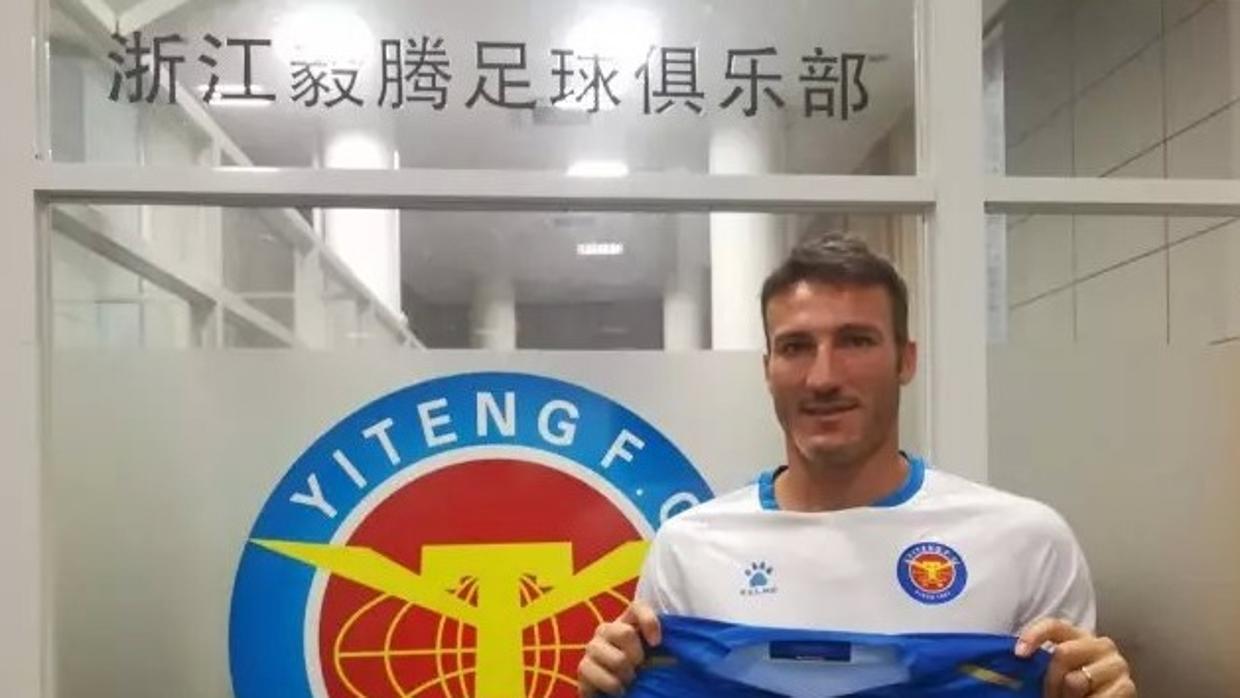 Federico Piovaccari posa con la camiseta de su nuevo equipo