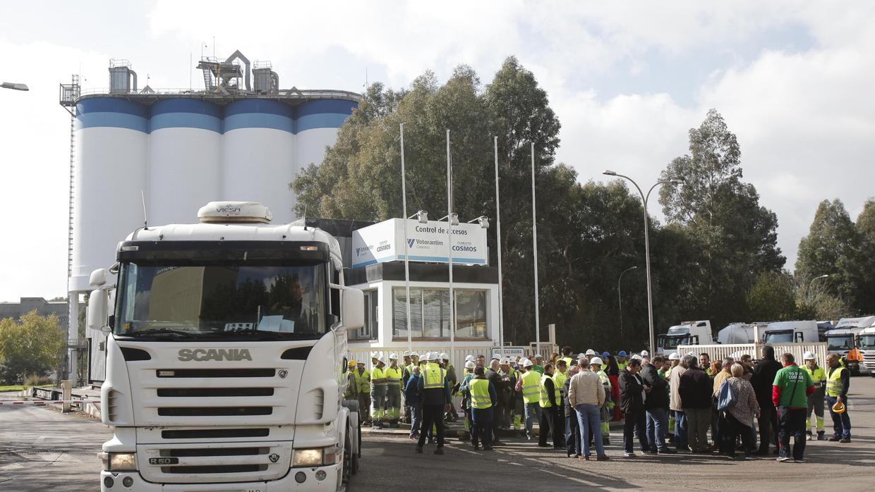 Protesta de trabajadores en la cementera Cosmos