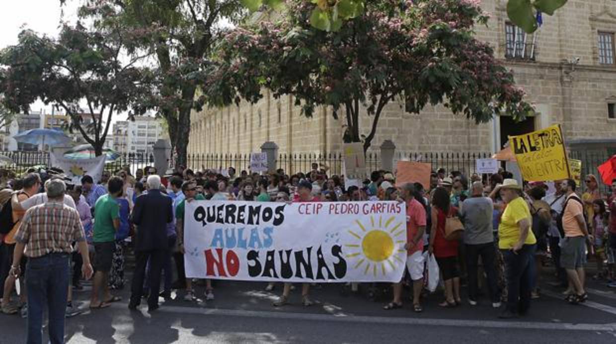 Los padres protestaron al final de curso por la situación de los colegios sin climatización