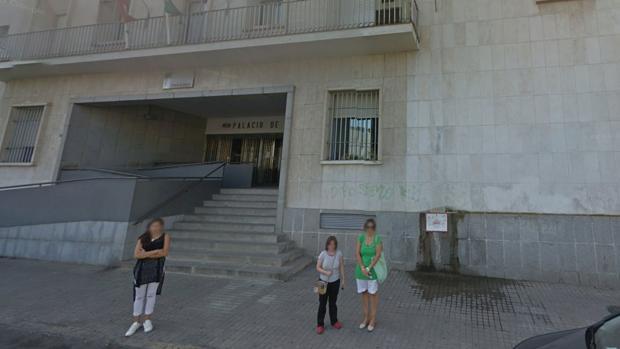 Entrada principal de la Audiencia Provincial de Huelva
