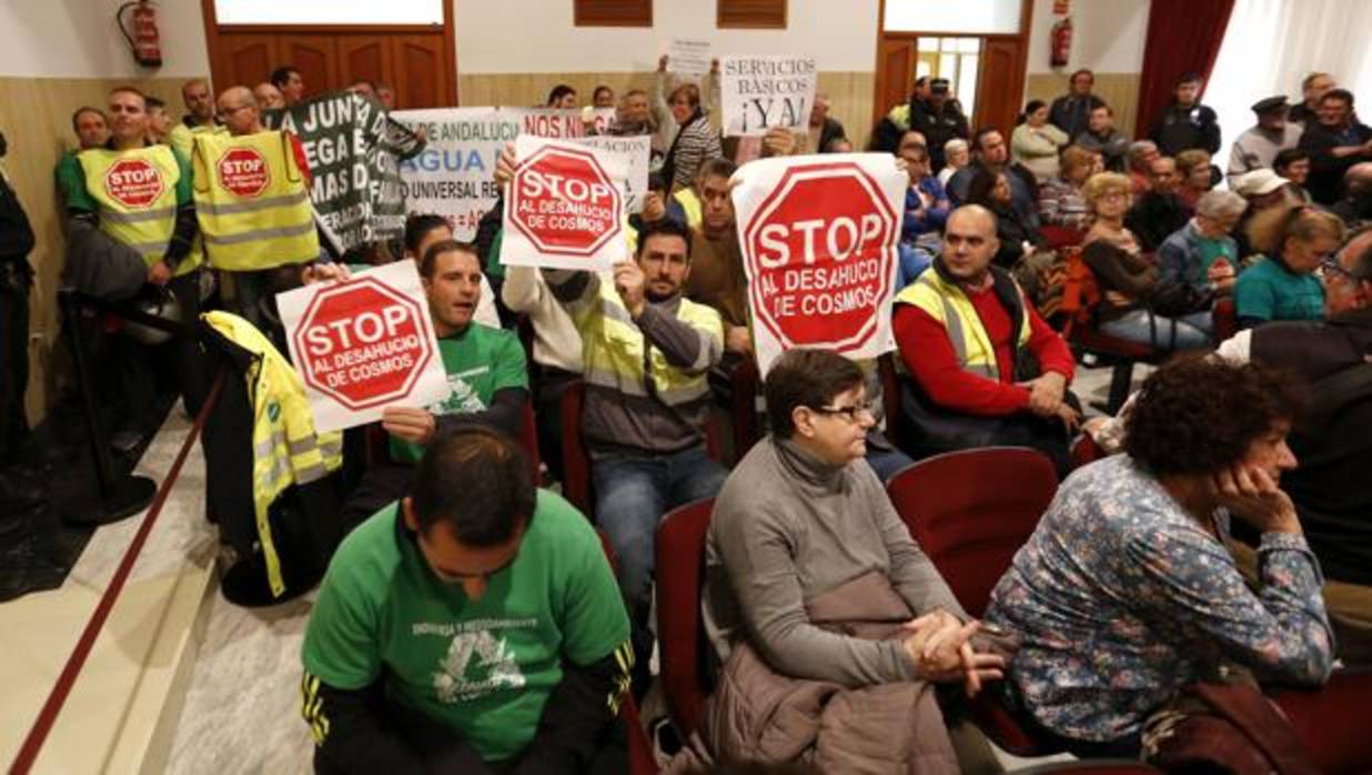 Trabajadores de Cosmos, protestando durante un Pleno