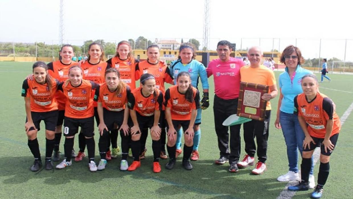 Las jugadores del equipo posan tras acabar un duelo