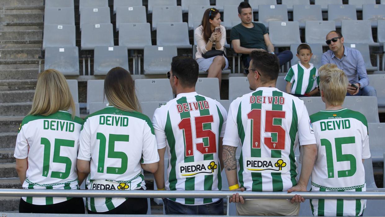 Aficionados del Córdoba CF con la camiseta de Deivid en El Arcángel