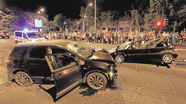 Dos coches dañados tras protagonizar un choque en la avenida de Carlos III