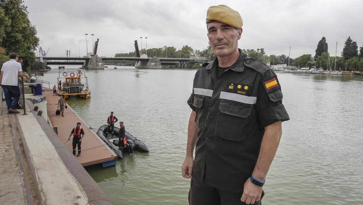 EL teniente coronel Isaac López, en el muelle de las Delcicias de Sevilla