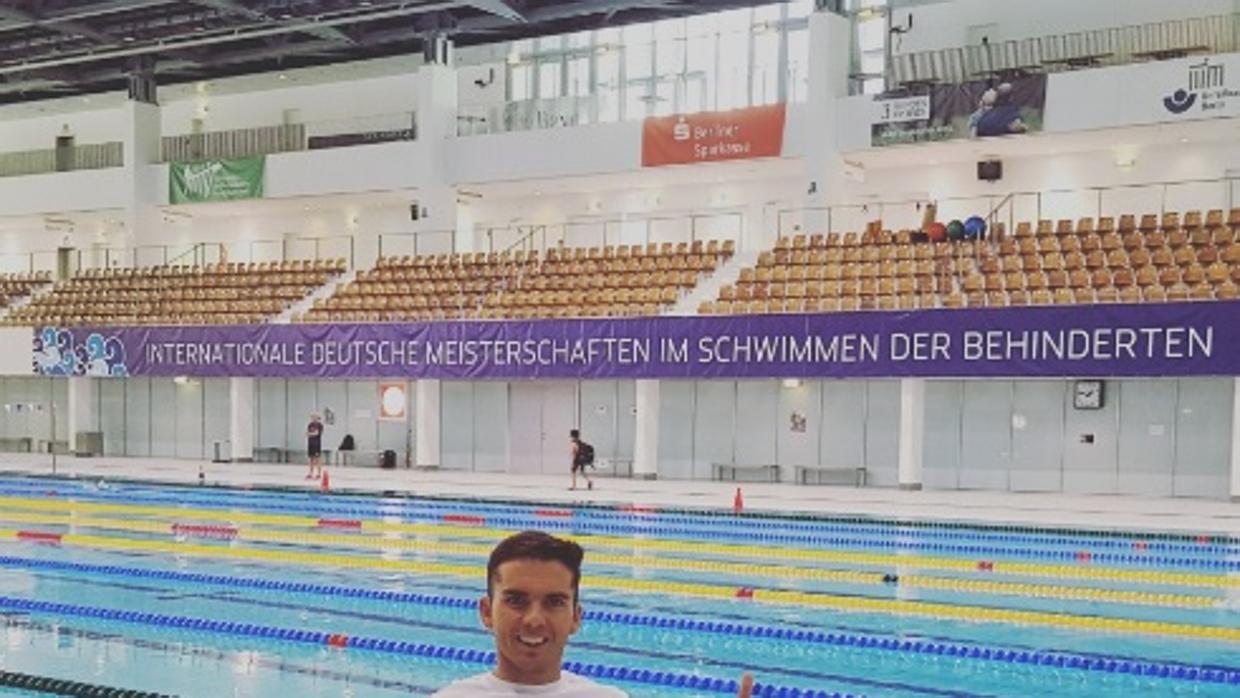 Paco Salinas posa en la piscina de Berlín