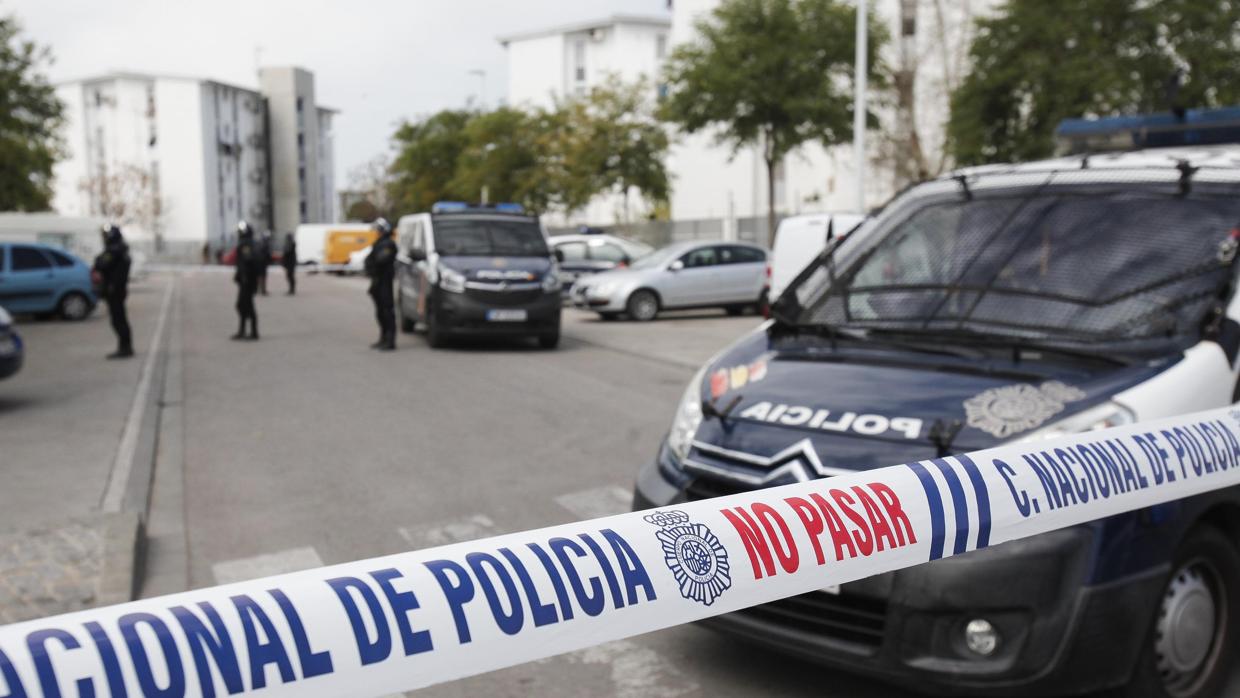 Agentes en la calle Torremolinos