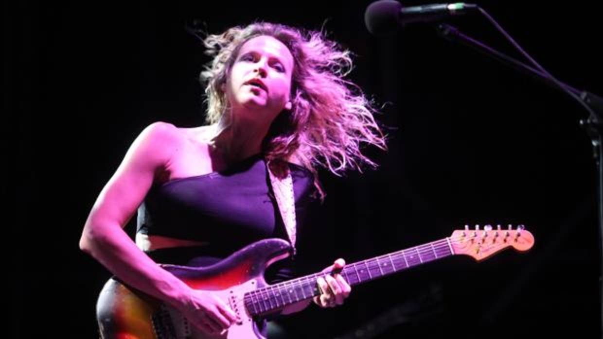 Ana Popovic, durante su concierto en el Teatro de la Axerquía