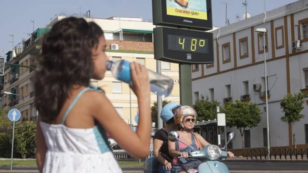 Una niña se refresca para soportar el calor sofocante