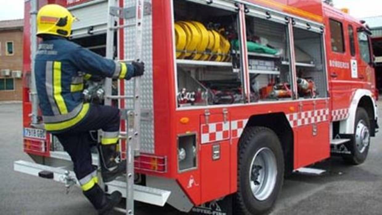 Un bombero subiendo a un camión