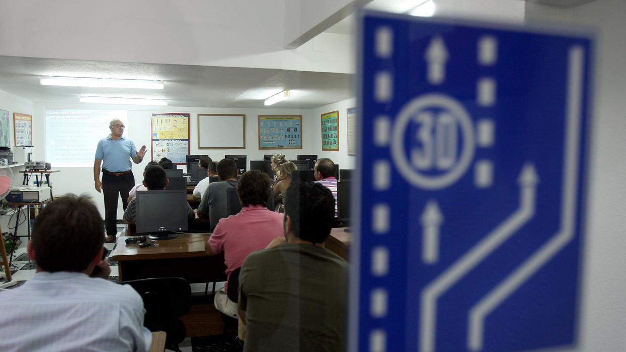 Clases en una autoescuela de Córdoba