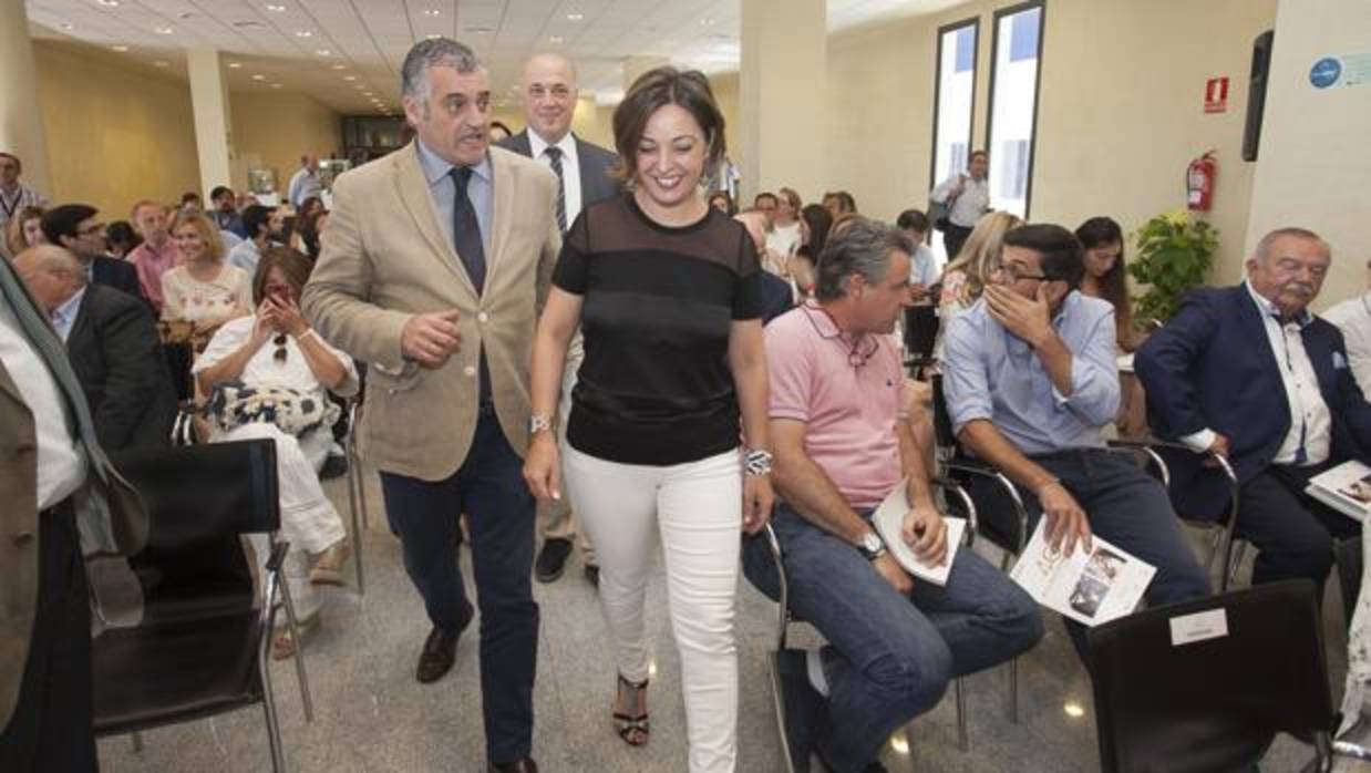 Carnero junto a la alcaldesa de Córdoba, Isabel Ambrosio, en el Parque Joyero