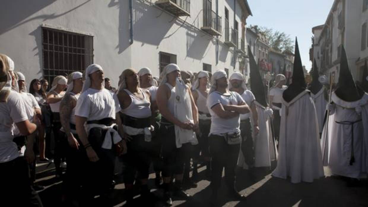 Costaleros y nazarenos de la Esperanza