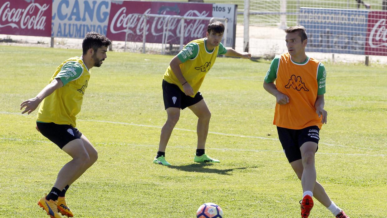 Un entrenamiento de la pasada campaña con Caro, Esteve y Sasa Markovic