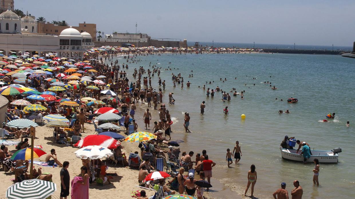 Bañistas en la playa de La Caleta, en Cádiz