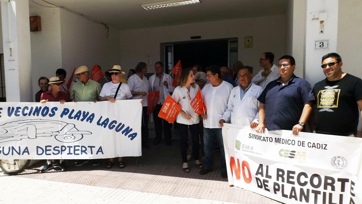 Un momento de la concentración a las puertas del centro de salud Doctor Tolosa Latour