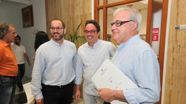 Emilio Aumente, con sus compañeros del grupo socialista David Luque y Antonio Rojas