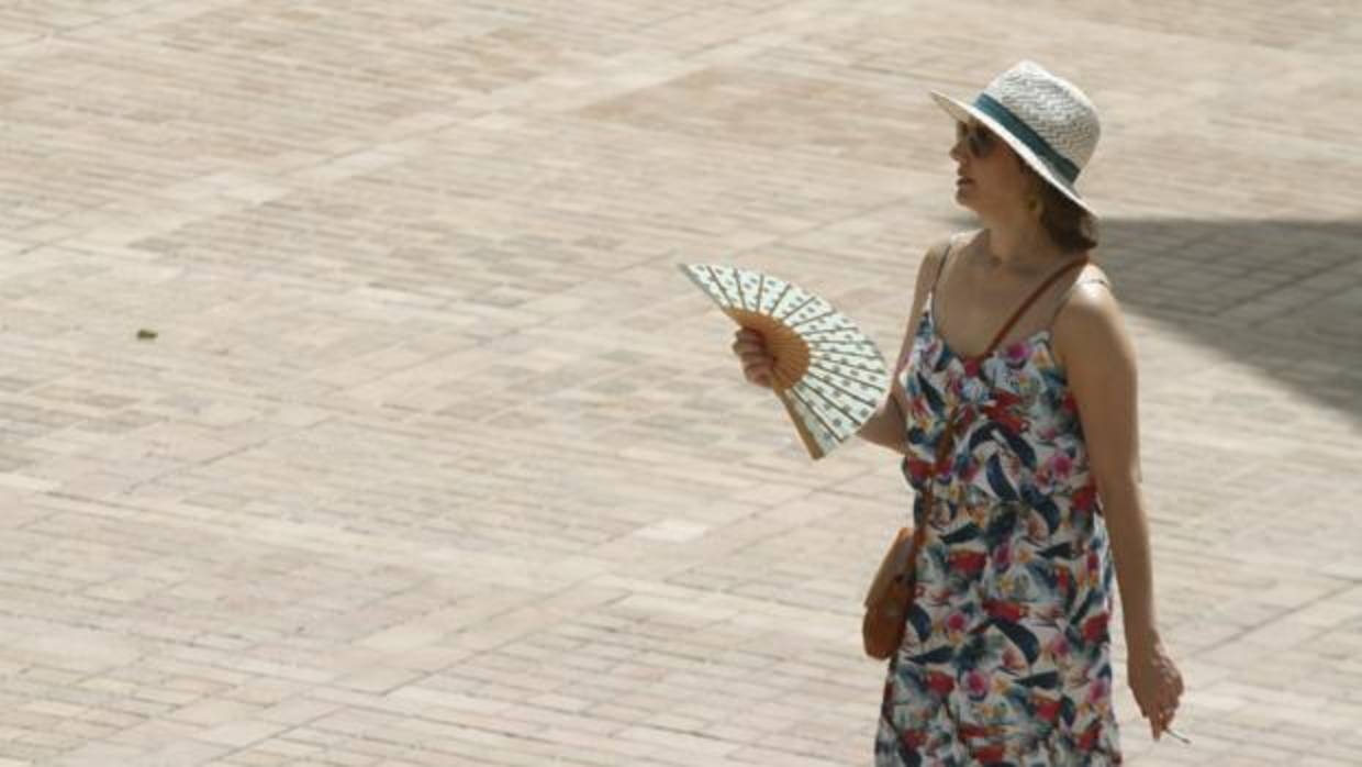 Una mujer pasea por la zona histórica de Córdoba en plena ola de calor