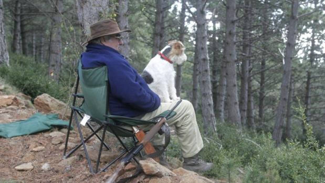 Un cazador con su perro en su puesto