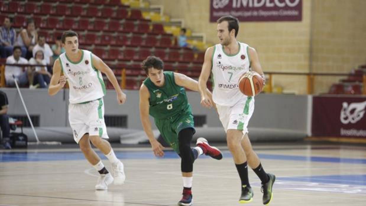 El capitán del Cordobasket, Arturo López, botando