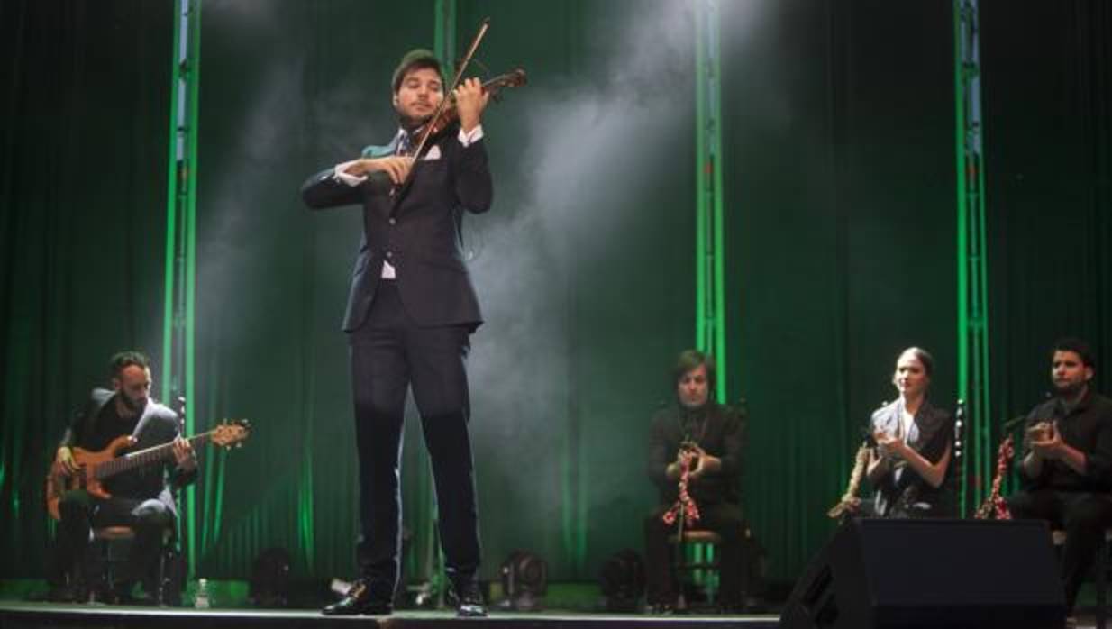 Paco Montalvo, durante su concierto de mayo en el teatro de la Axerquía