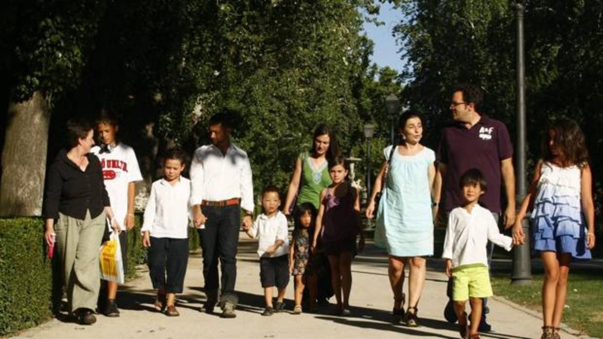 Familias adoptantes con sus pequeños dando un paseo