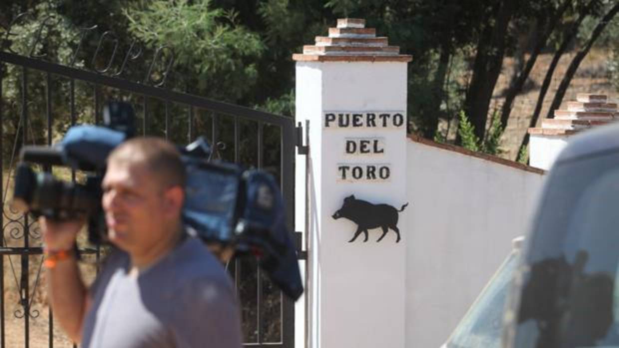 Medios de comuniciación ante las puertas de la finca