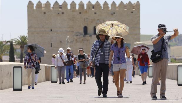 Turistas en el Puente Romano de Córdoba