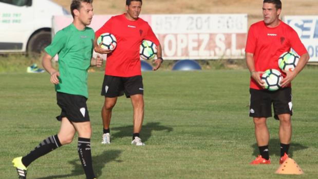 Javi Lara corre ante la mirada de Carrión