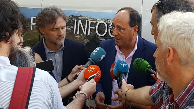 El consejero José Fiscal y el delegado de Red Eléctrica de España en Andalucía, Miguel González