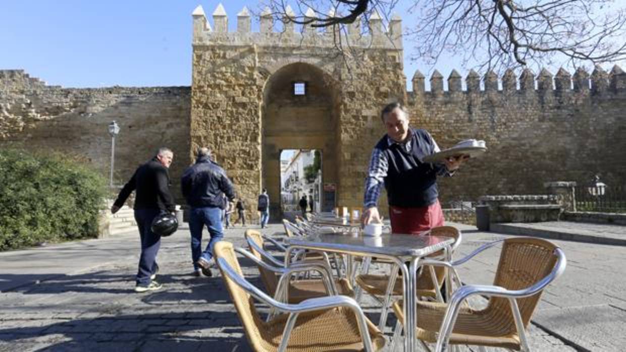 Veladores ante la Puerta de Almodóvar